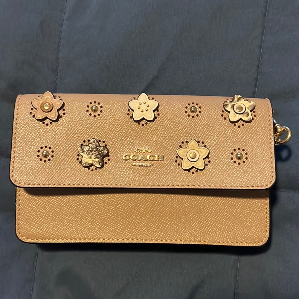 COACH FOLDOVER DAISY APPLIQUE SNAKE EMBOSSED LEATHER WRISTLET WALLET TAUPE